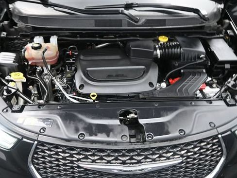 Used 2023 Chrysler Pacifica Touring-L FWD image 35