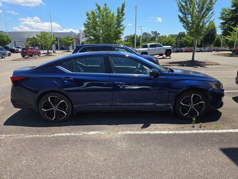 Used 2024 Nissan Altima 2.5 SR FWD image 2