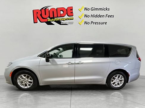 Used 2024 Chrysler Pacifica Touring-L FWD image 3