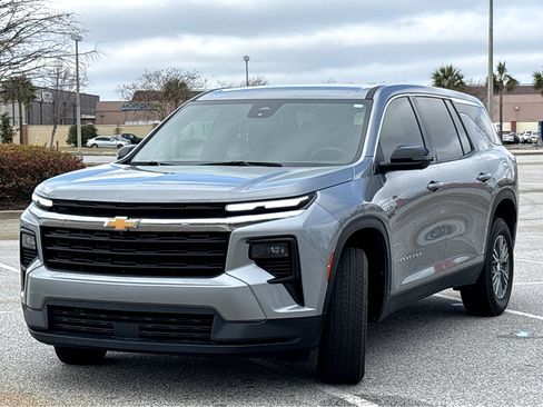 Used 2024 Chevrolet Traverse LS image 3