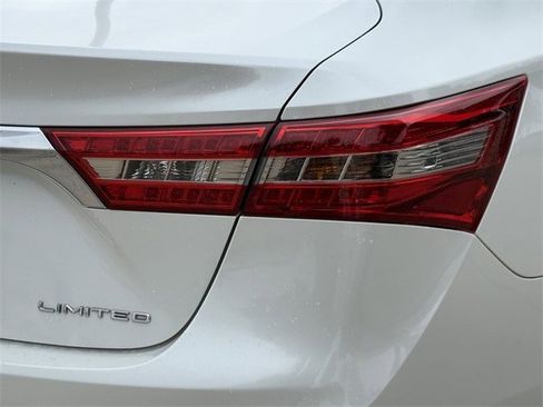 Used 2018 Toyota Avalon Limited image 7