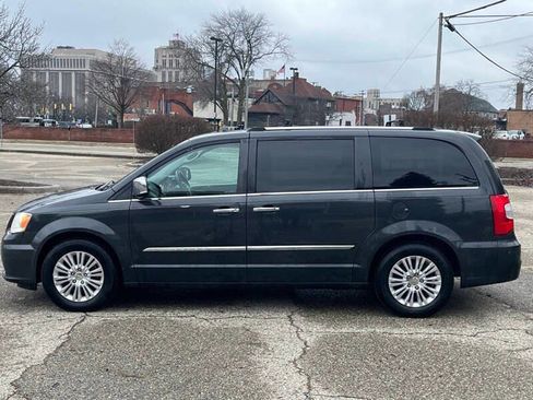 Used 2014 Chrysler Town & Country Touring w/ Driver Convenience Group image 3