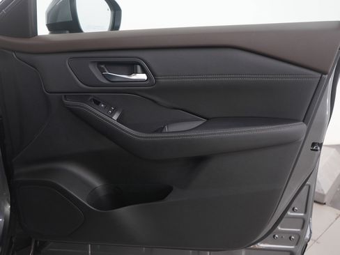 Used 2022 Nissan Rogue SV w/ SV Premium Package image 11