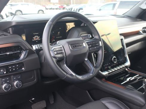 Used 2025 GMC Yukon XL Denali image 19