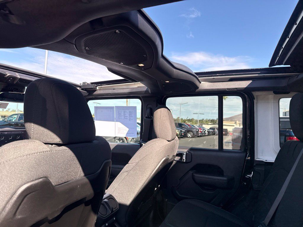 Certified 2025 Jeep Wrangler Unlimited Rubicon 4xe w/ Convenience Group AWD/4WD image 18