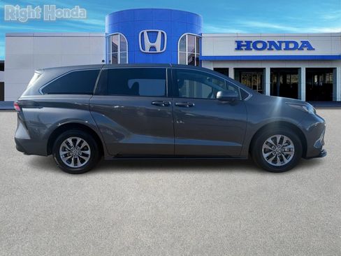 Used 2025 Toyota Sienna LE image 8