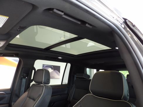 Used 2021 Chevrolet Suburban Premier AWD/4WD image 19