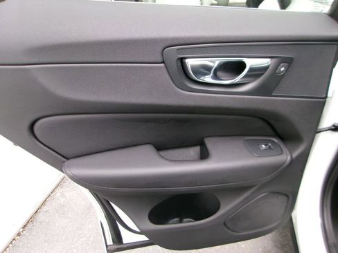 Used 2021 Volvo XC60 T5 Momentum w/ Premium Package image 12