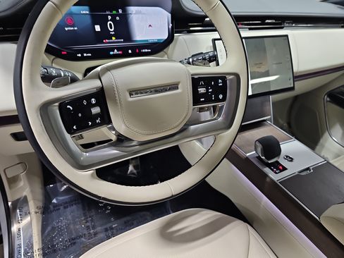 Certified 2025 Land Rover Range Rover SE AWD/4WD image 18