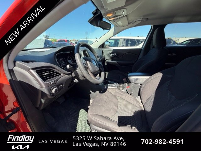 Used 2021 Jeep Cherokee Latitude w/ Mopar Interior Package AWD/4WD image 8