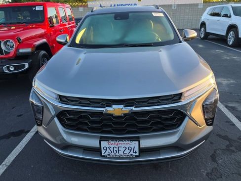 Used 2025 Chevrolet Trax LT FWD image 12