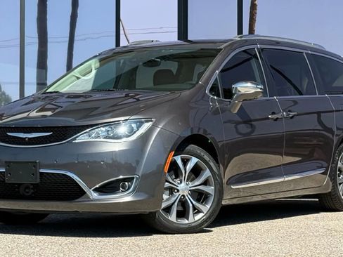 Used 2017 Chrysler Pacifica Limited w/ UConnect Theater Package image 3