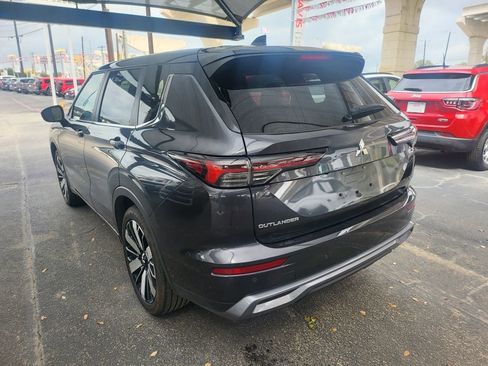 Used 2025 Mitsubishi Outlander SE image 11