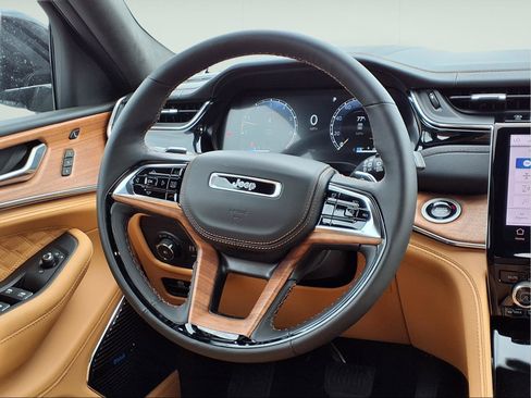 New 2025 Jeep Grand Cherokee Summit image 13