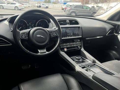 Used 2019 Jaguar F-PACE image 24
