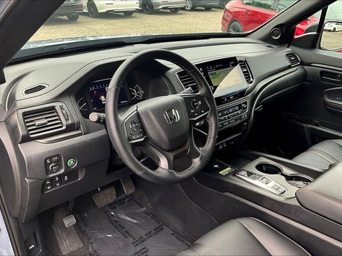 Used 2025 Honda Passport TrailSport image 13