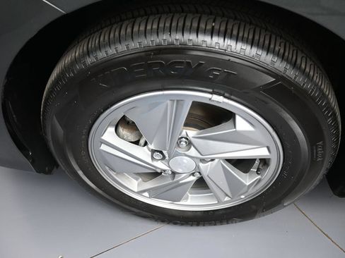 Certified 2025 Hyundai Elantra SE FWD image 14