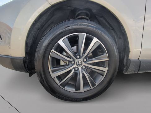 Used 2021 Toyota Venza LE AWD/4WD image 9