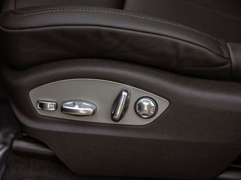 Certified 2025 Porsche Macan image 17