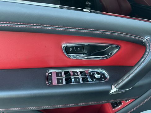 Used 2019 Bentley Bentayga image 35