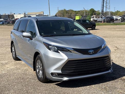 Used 2025 Toyota Sienna XLE image 1