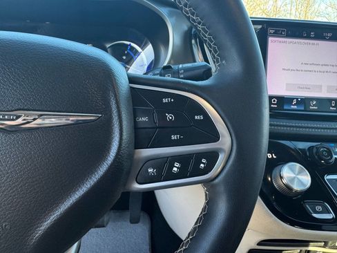 Used 2022 Chrysler Pacifica Touring-L image 21