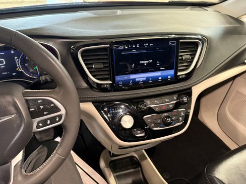 Certified 2024 Chrysler Pacifica Touring-L AWD/4WD image 49