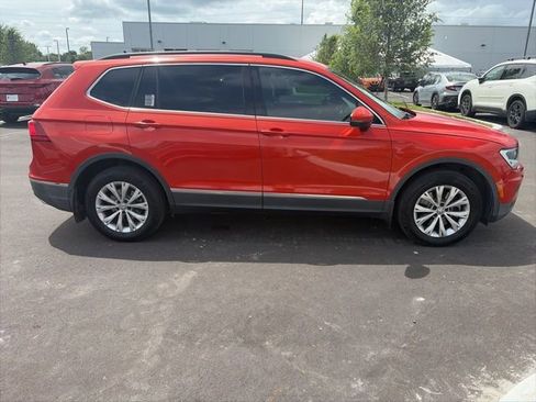 Used 2018 Volkswagen Tiguan SE FWD image 2