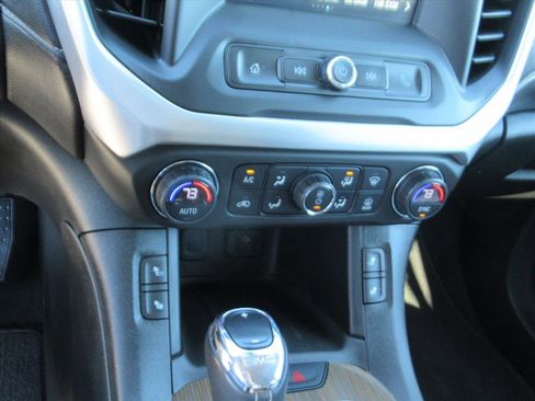 Used 2019 GMC Acadia SLE image 26