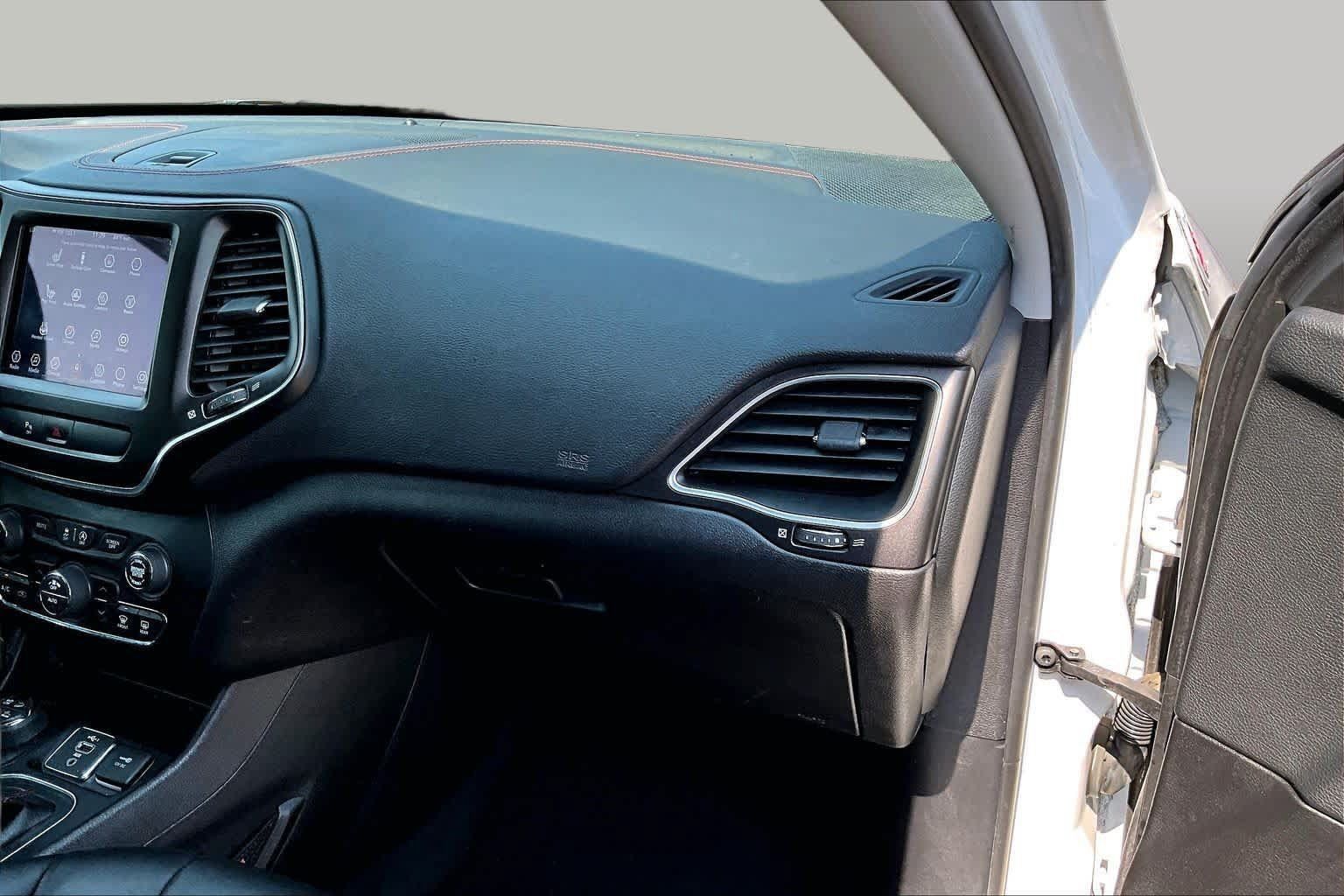 Used 2019 Jeep Cherokee Trailhawk w/ Cold Weather Group AWD/4WD image 19