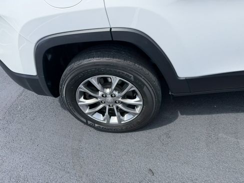 Used 2019 Jeep Cherokee Latitude Plus w/ Comfort/Convenience Group AWD/4WD image 11