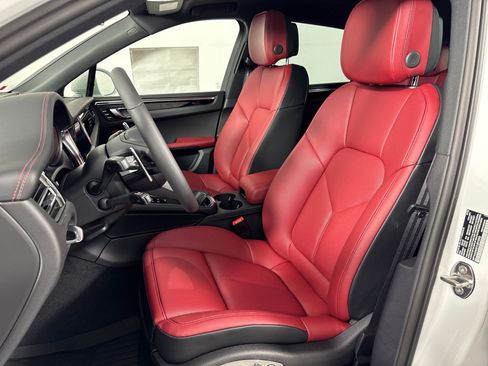 Certified 2026 Porsche Macan AWD/4WD image 5