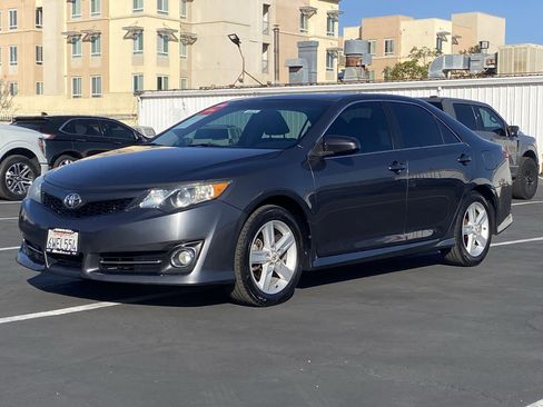 Used 2012 Toyota Camry LE image 2