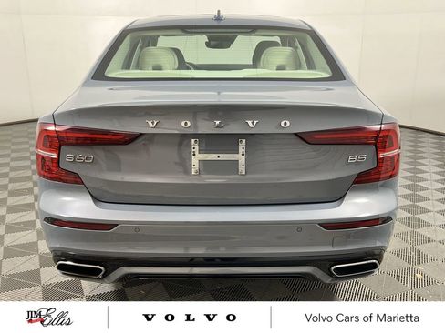 Used 2022 Volvo S60 B5 Momentum w/ Premium Package image 8