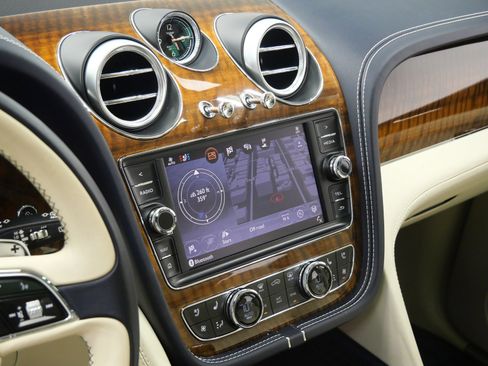 Used 2018 Bentley Bentayga Onyx Edition image 17