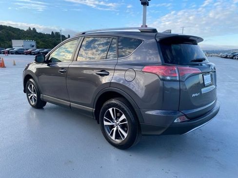 Used 2017 Toyota RAV4 XLE AWD/4WD image 6