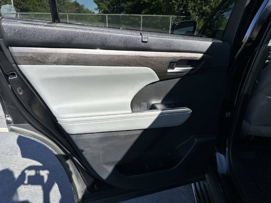 Used 2023 Toyota Highlander Platinum FWD image 14