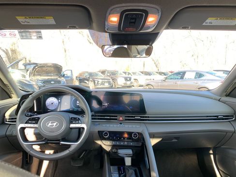 Used 2025 Hyundai Elantra SEL image 32