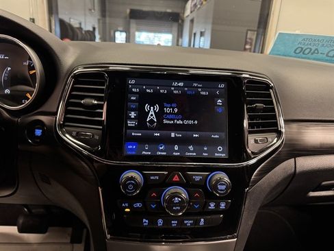 Used 2020 Jeep Grand Cherokee Altitude AWD/4WD image 27