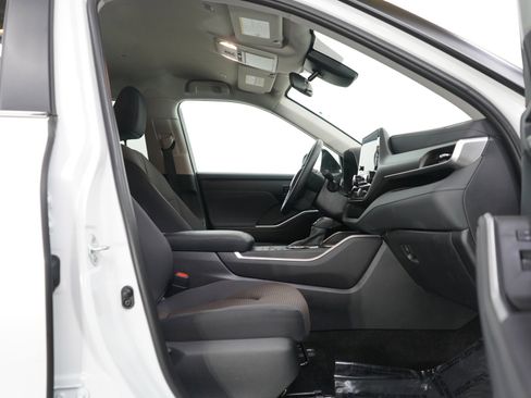 Used 2024 Toyota Highlander LE image 11
