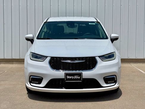 Used 2023 Chrysler Pacifica Touring-L FWD image 9