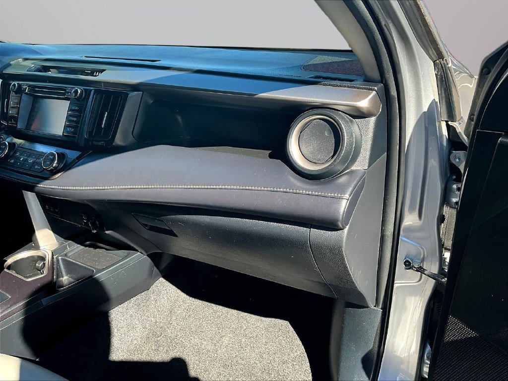 Used 2018 Toyota RAV4 LE AWD/4WD image 24