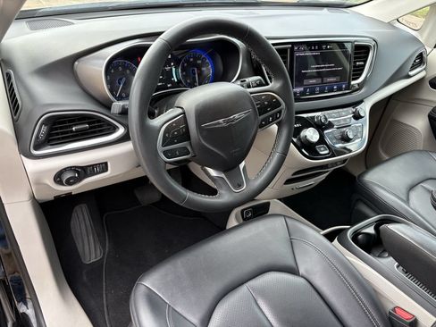 Used 2024 Chrysler Pacifica Touring-L FWD image 13
