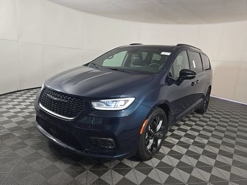 Used 2025 Chrysler Pacifica Limited FWD image 1