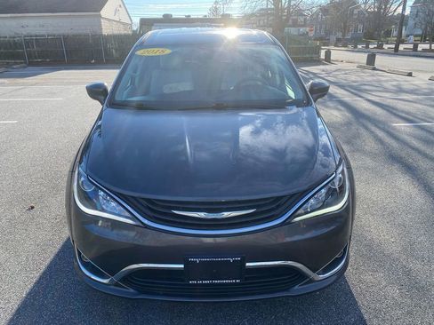 Used 2018 Chrysler Pacifica Touring Plus image 3