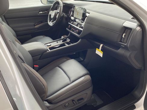 Certified 2025 Nissan Pathfinder SL image 27