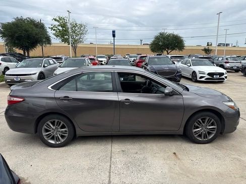 Used 2017 Toyota Camry SE FWD image 6