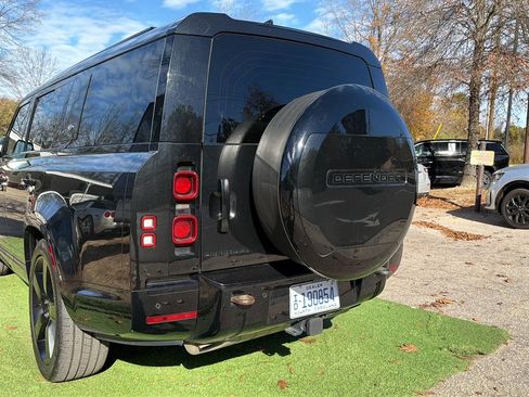 Used 2024 Land Rover Defender 130 X-Dynamic SE image 9