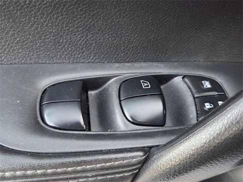 Used 2020 Nissan Rogue Sport S image 17