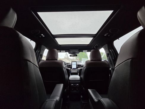 Used 2022 Ford Explorer Platinum w/ Technology Package RWD image 33